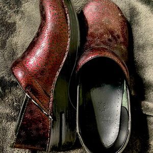 Used dansko clogs. Size 40